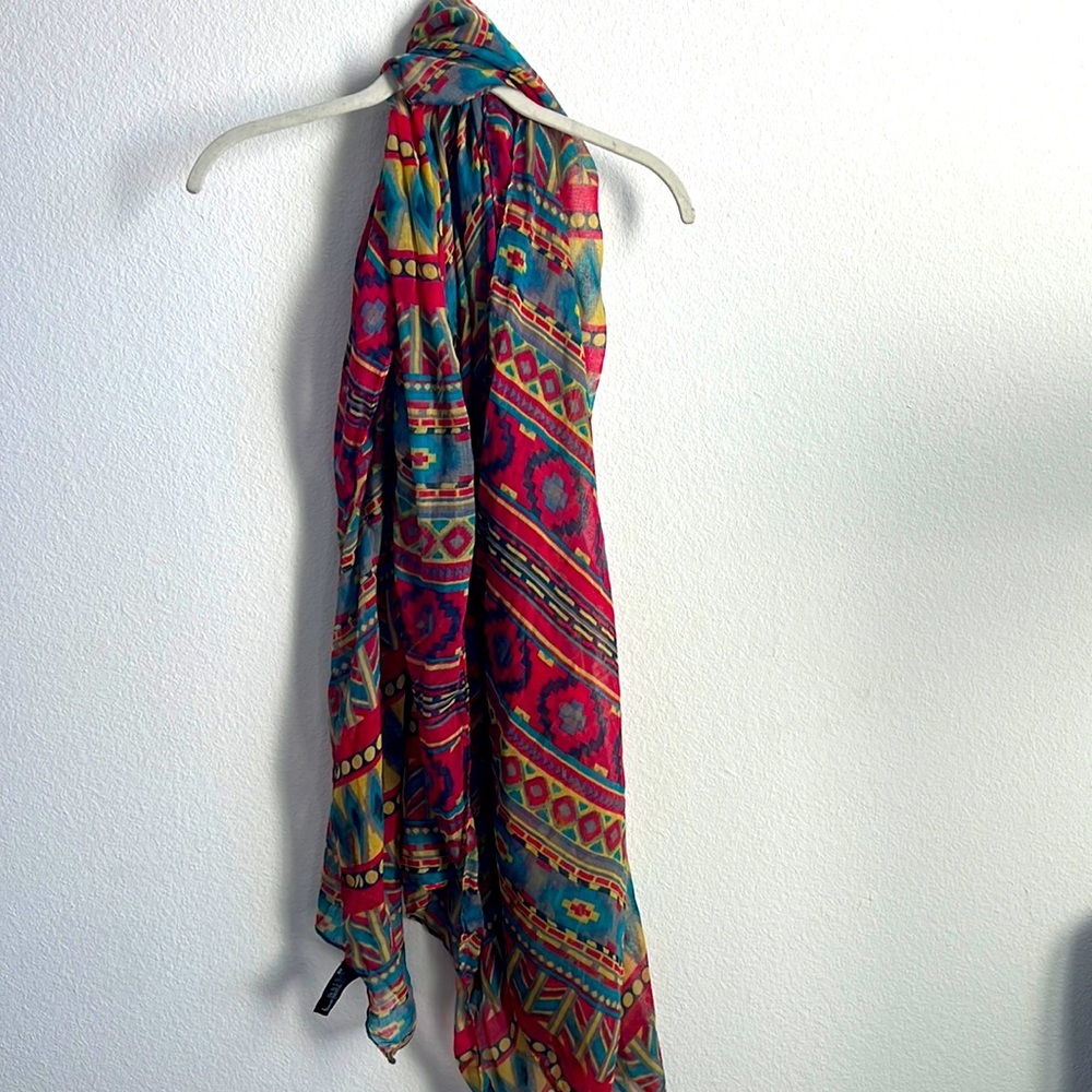 Patterned, multicolored scarf